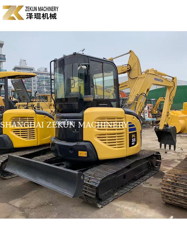 W drugiej ręce Koparka Komatsu PC55MR-2 o mocy 28,5 kW i pojemności wiadra 0,2 m3