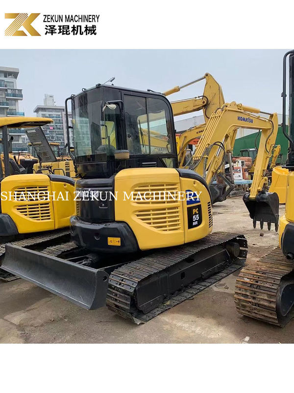 W drugiej ręce Koparka Komatsu PC55MR-2 o mocy 28,5 kW i pojemności wiadra 0,2 m3