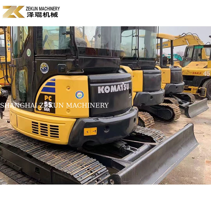 W drugiej ręce Koparka Komatsu PC55MR-2 o mocy 28,5 kW i pojemności wiadra 0,2 m3