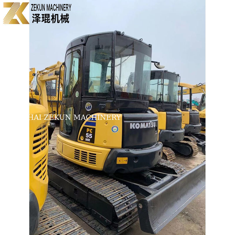 W drugiej ręce Koparka Komatsu PC55MR-2 o mocy 28,5 kW i pojemności wiadra 0,2 m3