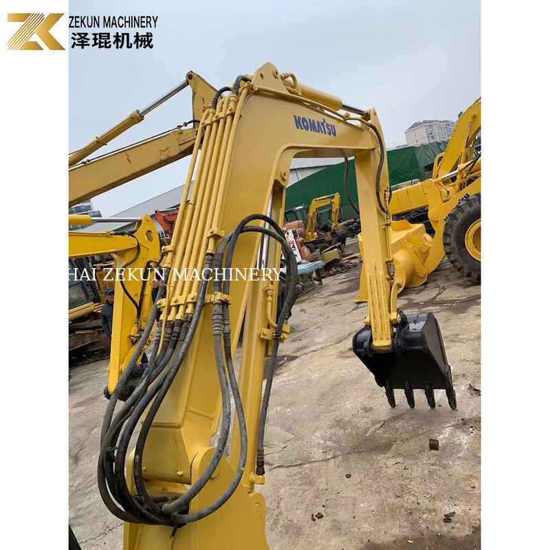 W drugiej ręce Koparka Komatsu PC55MR-2 o mocy 28,5 kW i pojemności wiadra 0,2 m3