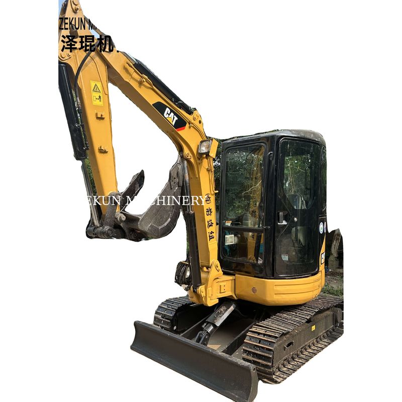 W 2020 roku używany mini wykopalnik Caterpillar Cat 303 z wiadrem o pojemności 0,12 m3