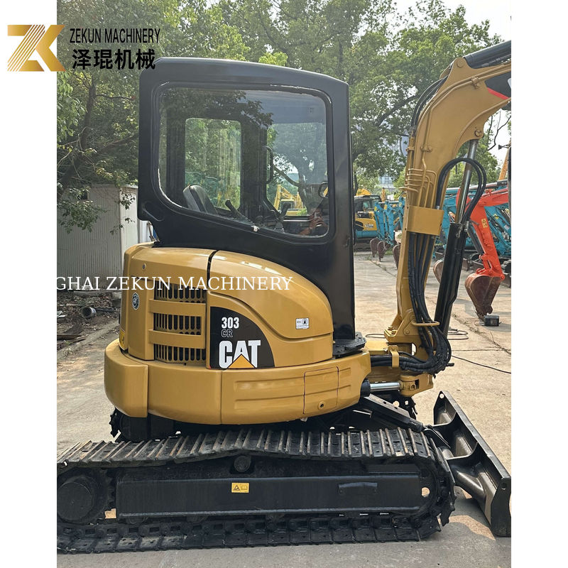 W 2020 roku używany mini wykopalnik Caterpillar Cat 303 z wiadrem o pojemności 0,12 m3