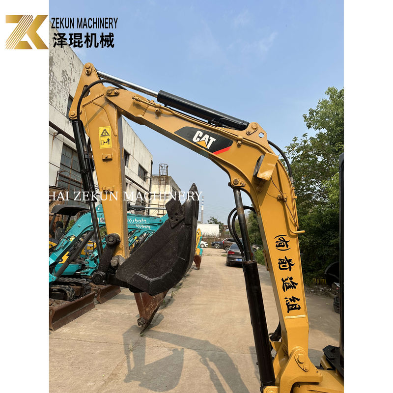 W 2020 roku używany mini wykopalnik Caterpillar Cat 303 z wiadrem o pojemności 0,12 m3
