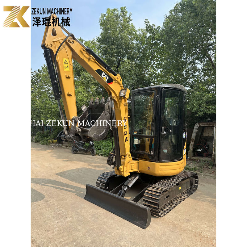W 2020 roku używany mini wykopalnik Caterpillar Cat 303 z wiadrem o pojemności 0,12 m3
