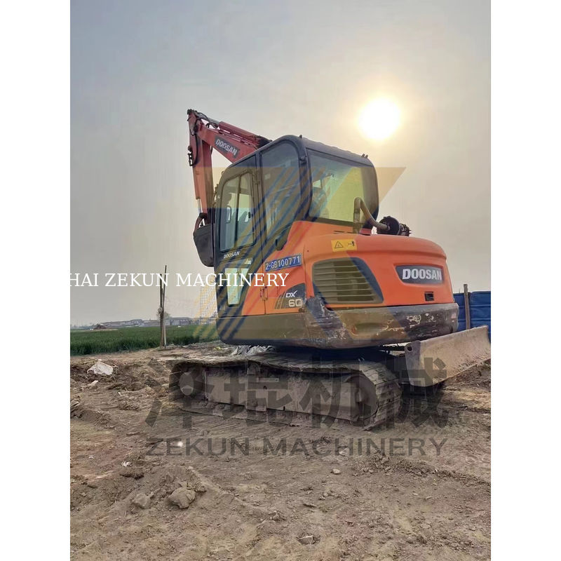 2015 używany grabarz Doosan DH60-7 w dobrym stanie Maszyna waży 5500 KG