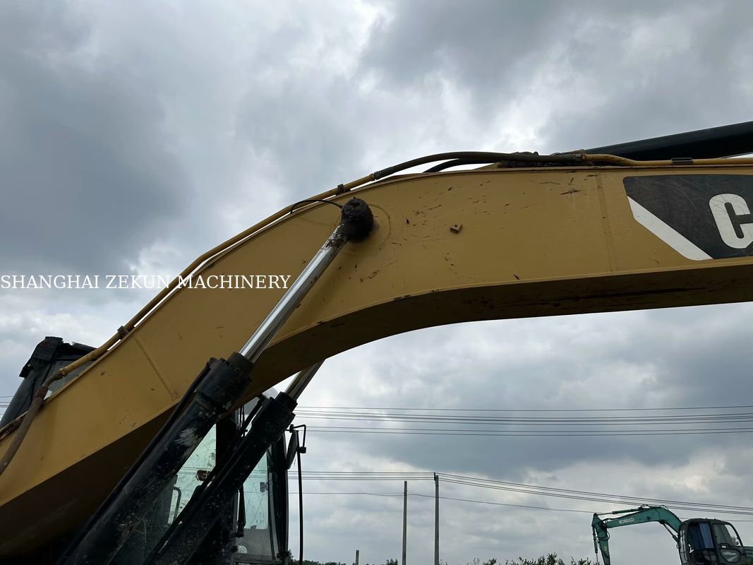 Koparka CAT 320D2 z 2014 roku, 10 812 motogodzin i wydajność hydrauliczna 2 × 214 l/min, prędkość jazdy 3,5 / 5,5 km/h