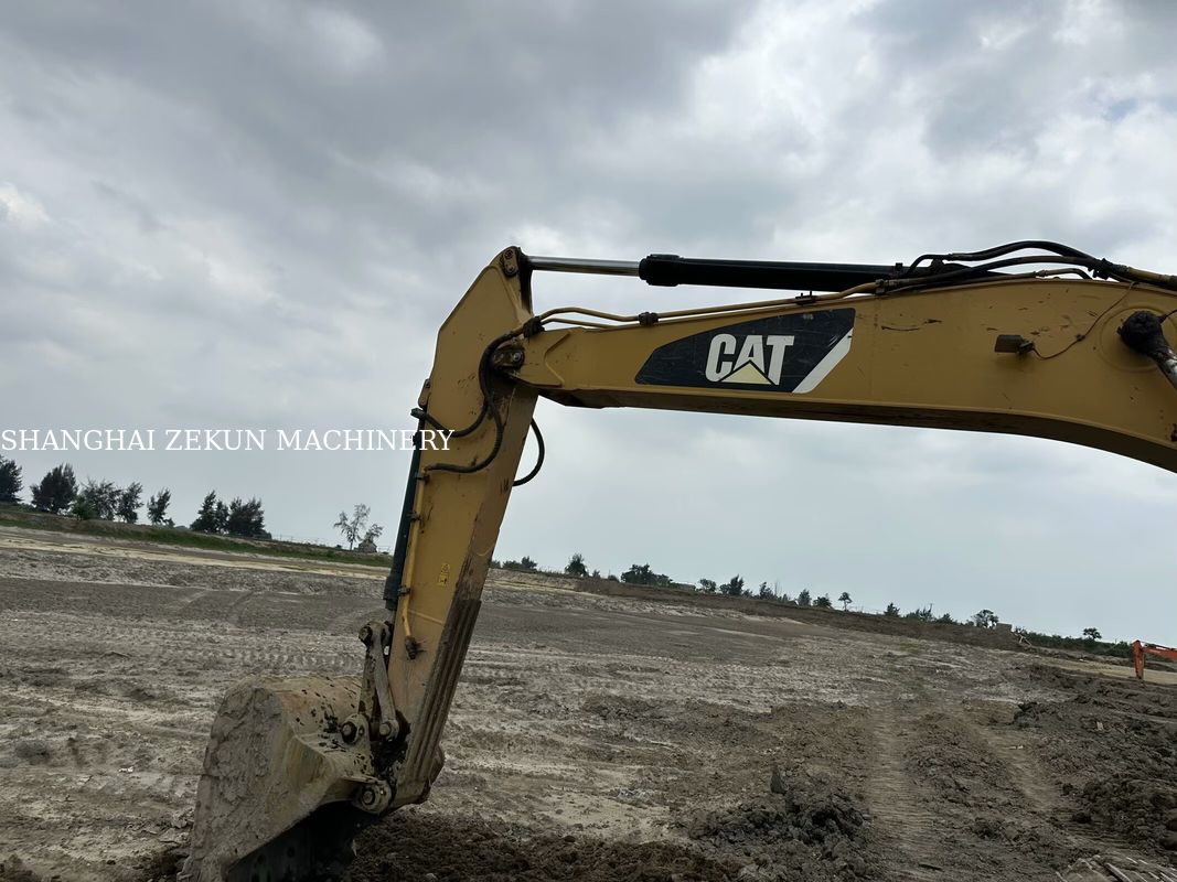 Koparka CAT 320D2 z 2014 roku, 10 812 motogodzin i wydajność hydrauliczna 2 × 214 l/min, prędkość jazdy 3,5 / 5,5 km/h