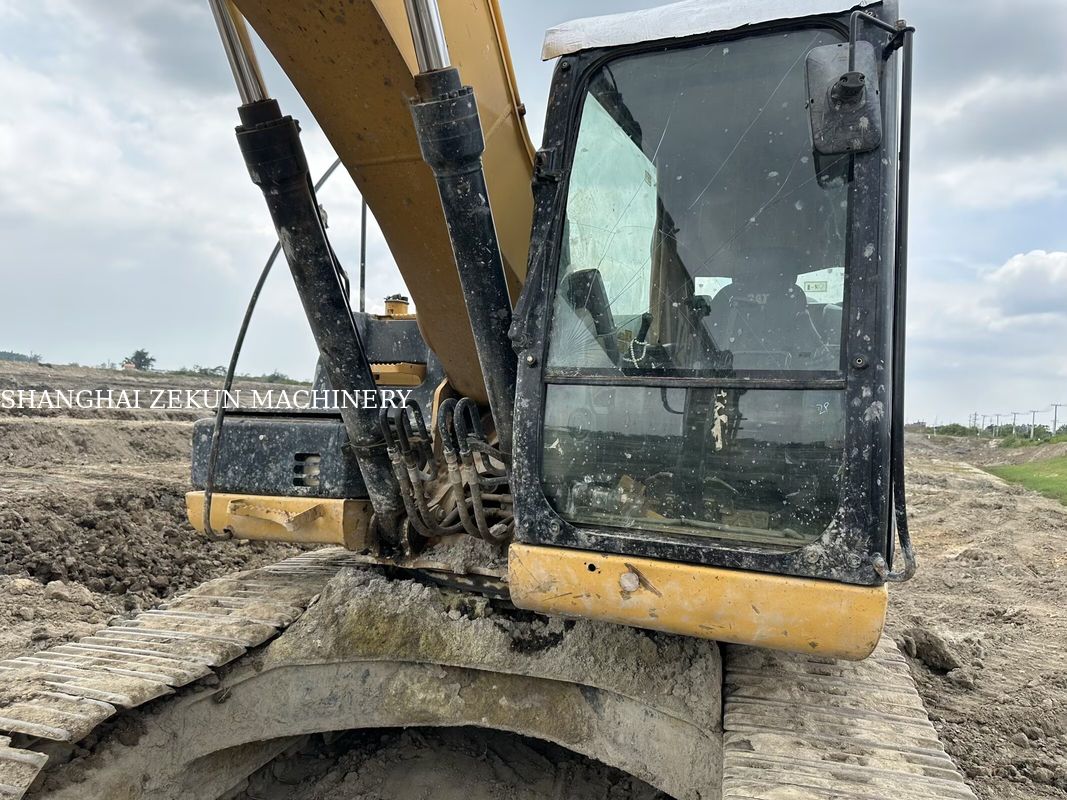 Koparka CAT 320D2 z 2014 roku, 10 812 motogodzin i wydajność hydrauliczna 2 × 214 l/min, prędkość jazdy 3,5 / 5,5 km/h