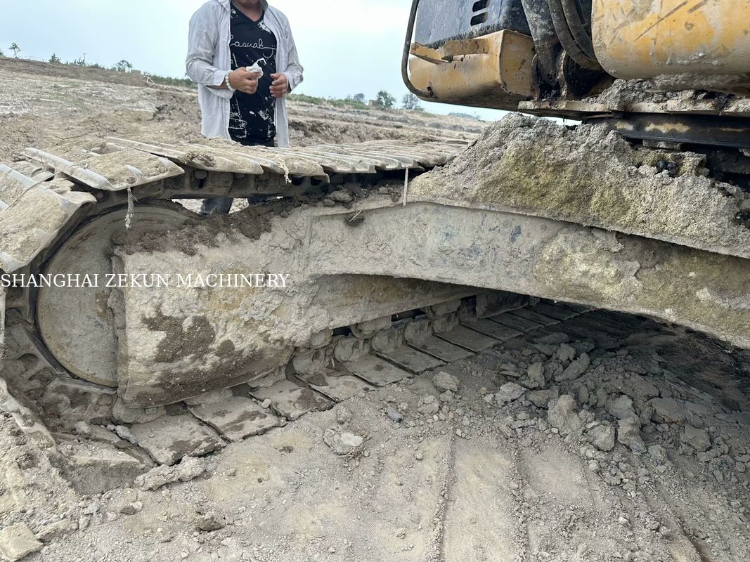 Koparka CAT 320D2 z 2014 roku, 10 812 motogodzin i wydajność hydrauliczna 2 × 214 l/min, prędkość jazdy 3,5 / 5,5 km/h