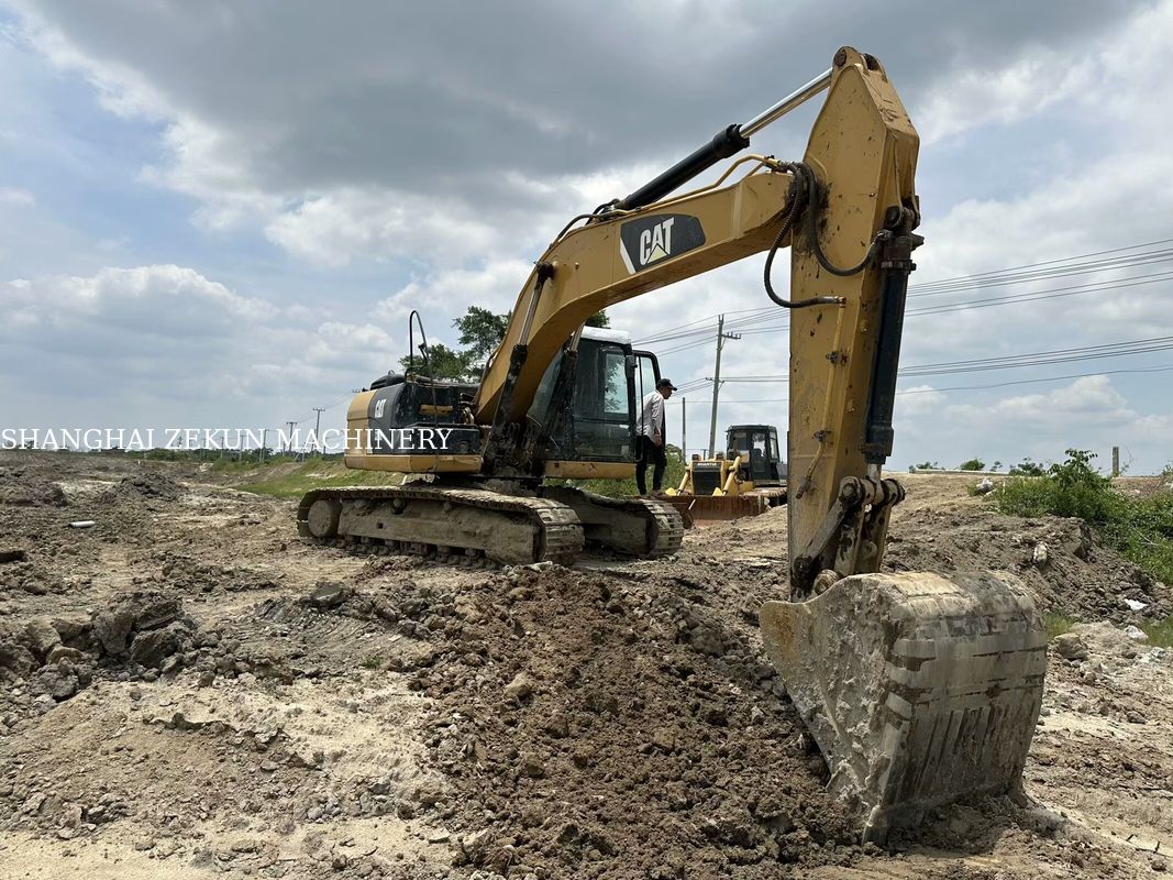 Koparka CAT 320D2 z 2014 roku, 10 812 motogodzin i wydajność hydrauliczna 2 × 214 l/min, prędkość jazdy 3,5 / 5,5 km/h