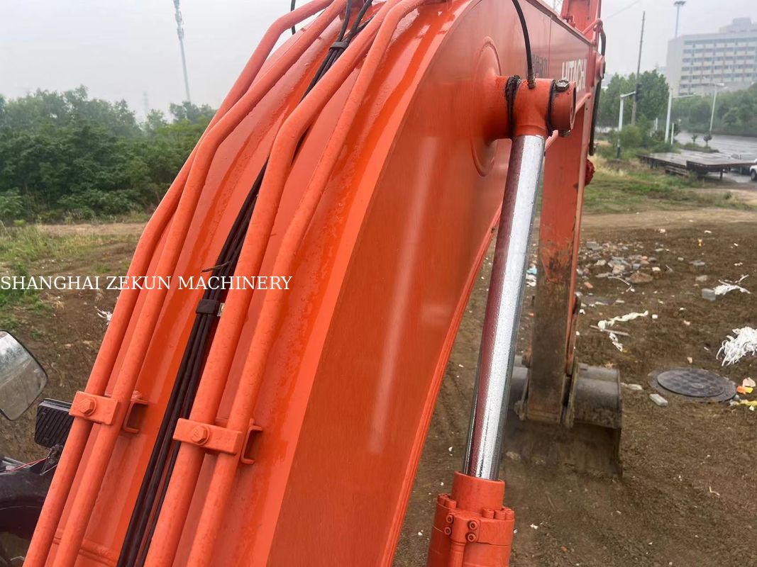 Koparka Hitachi ZX200-5A z 2022 roku z maksymalną wysokością kopania 9 i prędkością obrotu 13,3 obr./min, 5500 motogodzin