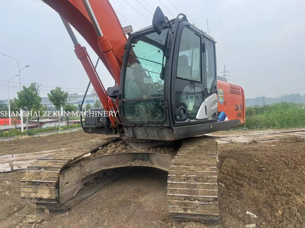 Koparka Hitachi ZX200-5A z 2022 roku z maksymalną wysokością kopania 9 i prędkością obrotu 13,3 obr./min, 5500 motogodzin