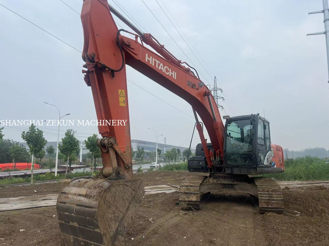 Koparka Hitachi ZX200-5A z 2022 roku z maksymalną wysokością kopania 9 i prędkością obrotu 13,3 obr./min, 5500 motogodzin