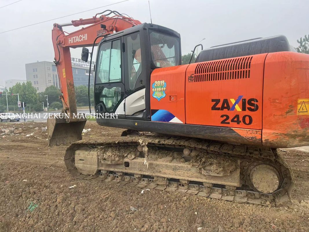 Koparka Hitachi ZX200-5A z 2022 roku z maksymalną wysokością kopania 9 i prędkością obrotu 13,3 obr./min, 5500 motogodzin