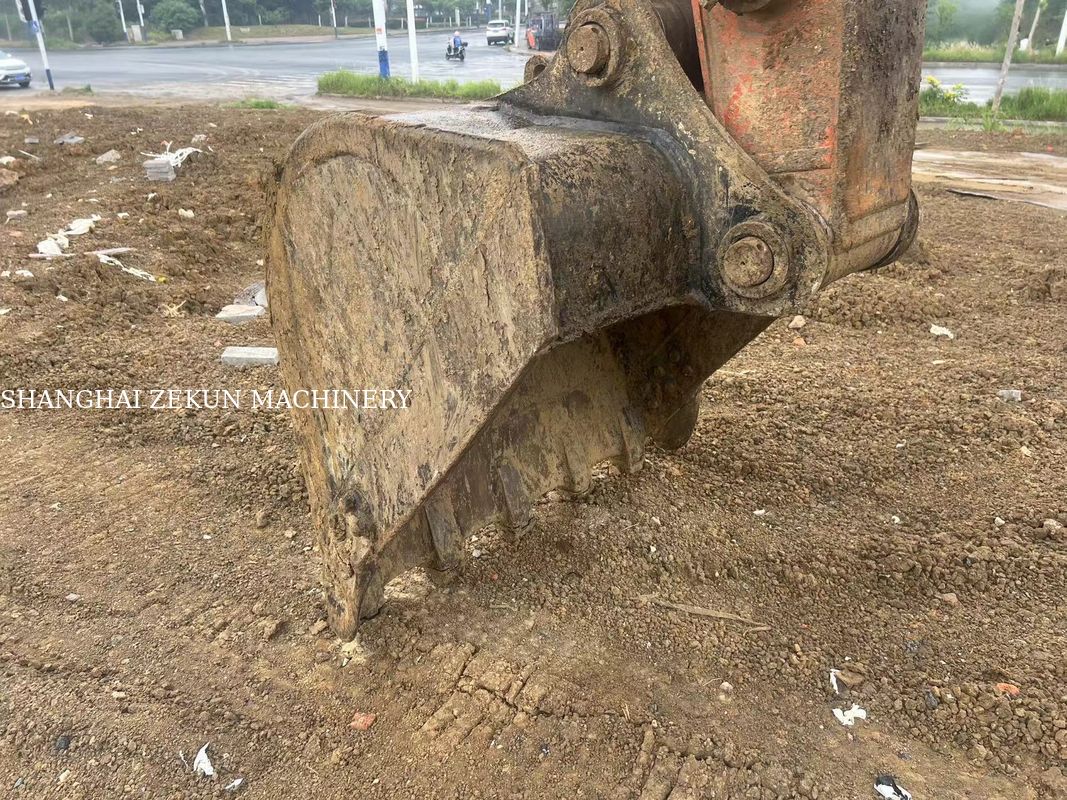 Koparka Hitachi ZX200-5A z 2022 roku z maksymalną wysokością kopania 9 i prędkością obrotu 13,3 obr./min, 5500 motogodzin