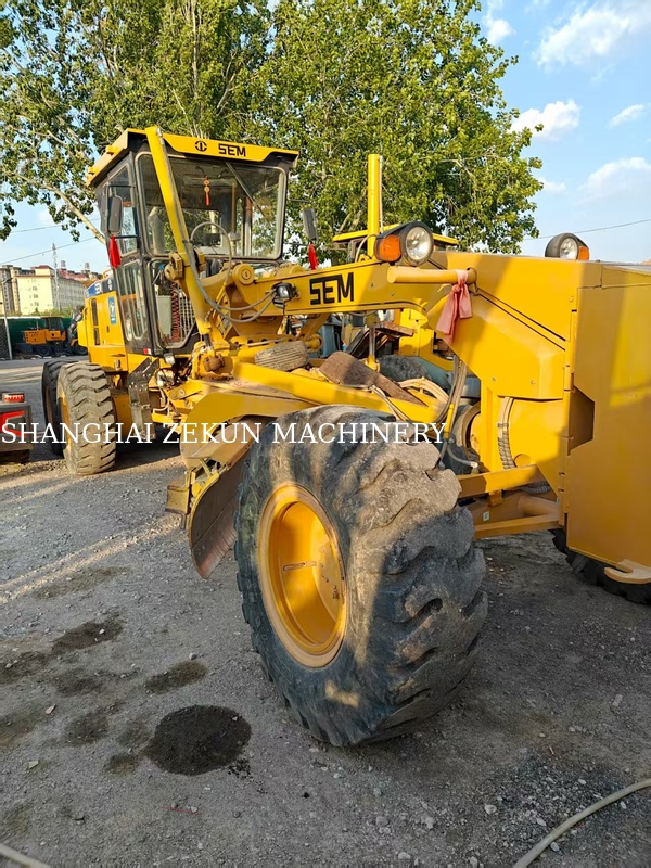 Koparka gąsienicowa CAT w doskonałym stanie, solidna konstrukcja, przeznaczona do prac ziemnych i transportu materiałów